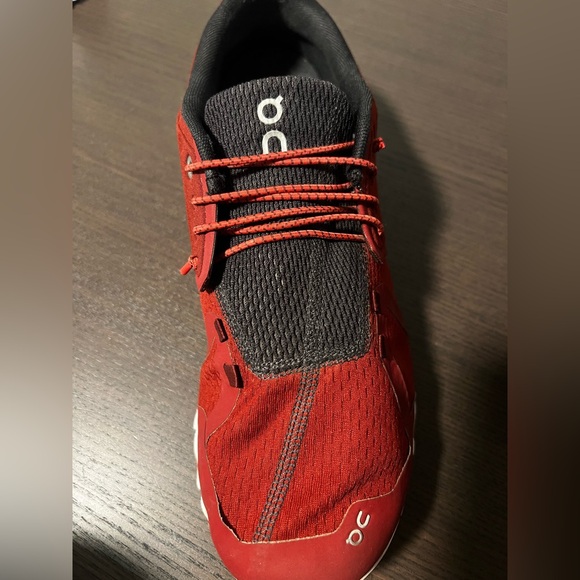 On Running Dynamic Red and Black Shoes - Picture 5 of 7